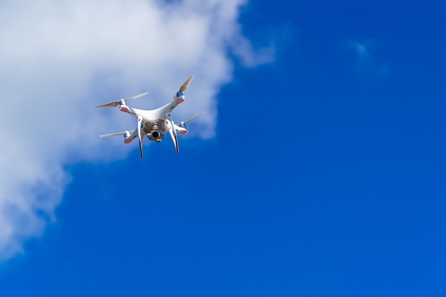 Le drone vole dans le ciel bleu