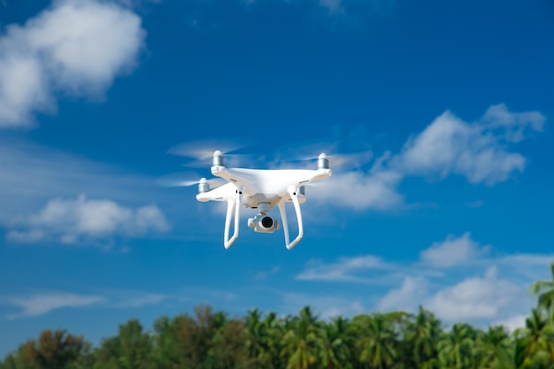 Un drone vole dans le ciel bleu