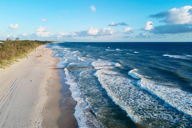 Drone vue aérienne du paysage de bord de mer avec plage de sable sans personnes littoral de la mer baltique en p