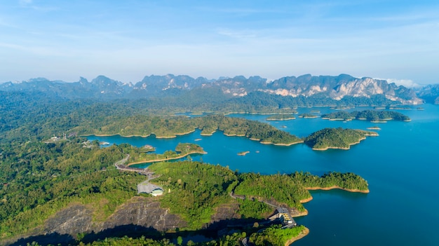 Drone vue aérienne de la forêt tropicale humide de montagne de paysage en Thaïlande