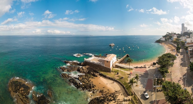 Drone vue aérienne de la plage de Porto da Barra à Savaldor Bahia au Brésil.