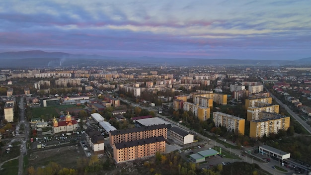 Drone vue aérienne ville uzhgorod dans le quartier résidentiel de zakarpattya ukraine