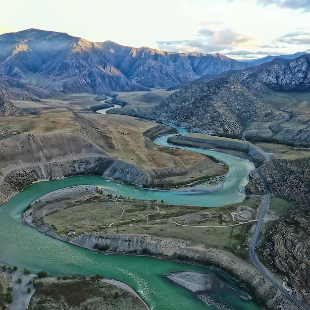 drone vue de dessus de la rivière altaï de montagne, vue de dessus du tourisme de l'altaï paysage