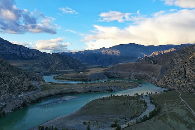 drone vue de dessus de la rivière altaï de montagne, vue de dessus du tourisme de l'altaï paysage