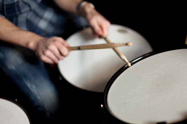 Drummer avec drumsticks vista de cerca