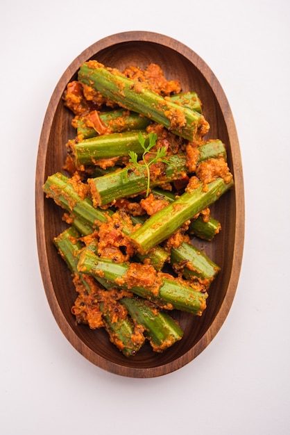 Drumstick Curry est une sauce de légumes délicieuse et piquante ou une recette sèche qui est préparée à l'aide de bâtonnets de moringa et d'épices