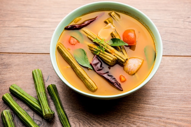 Drumstick Curry ou Shevga sheng bhaji ou Sambar du sud de l'Inde, servi dans un bol sur fond de mauvaise humeur. Mise au point sélective