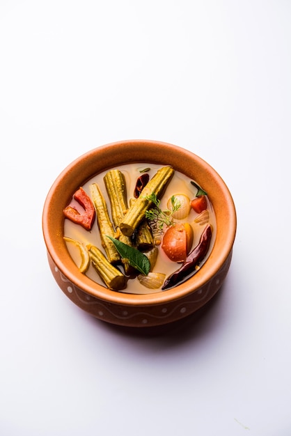 Drumstick Curry ou Shevga sheng bhaji ou Sambar du sud de l'Inde, servi dans un bol sur fond de mauvaise humeur. Mise au point sélective