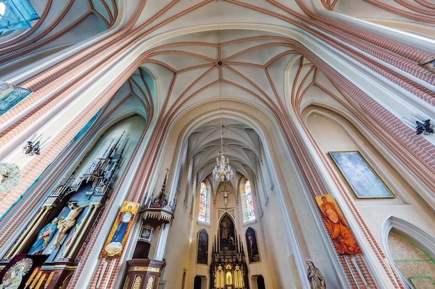 DRUSKENINKAI LITUANIE SEPTEMBRE 2019 dôme intérieur et regardant vers le haut dans un ancien plafond de l'église gothique catholique de défense