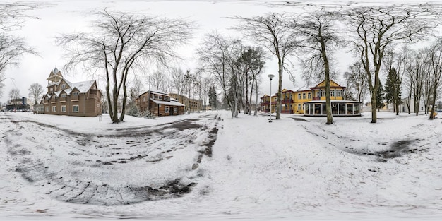 DRUSKENINKAI LITVA DÉCEMBRE 2018 conte de fées d'hiver panorama hdri sphérique complet sans couture vue à 360 degrés ville provinciale en projection équirectangulaire prêt contenu de réalité virtuelle VR AR