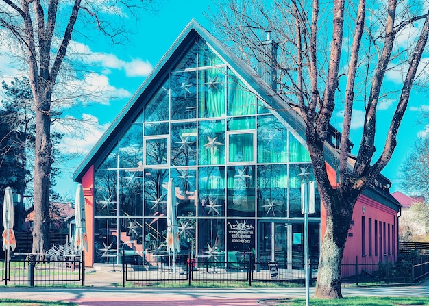 Druskininkai, Lituanie - 1er mai 2017 : maison de campagne en verre moderne avec petite cour. Tonifié