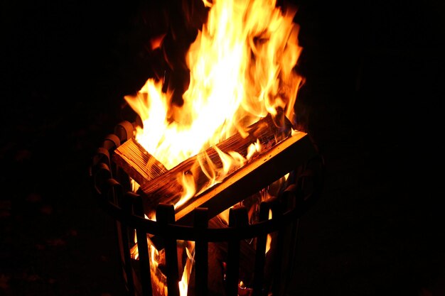 Du bois de chauffage brûlant la nuit