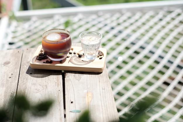 Du café Americano glacé est placé sur la table du café.