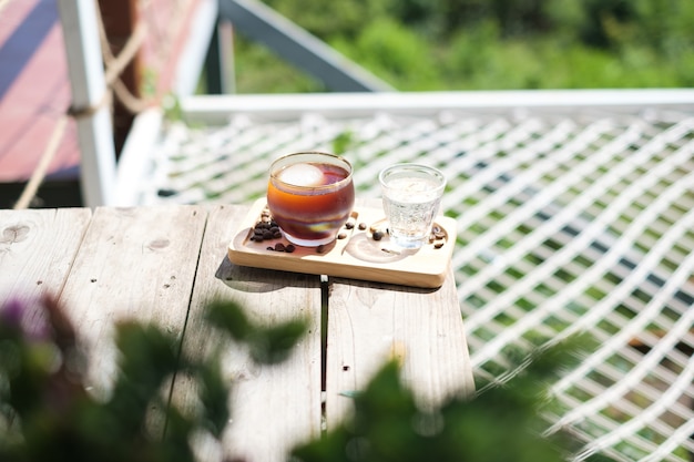 Du café Americano glacé est placé sur la table du café.