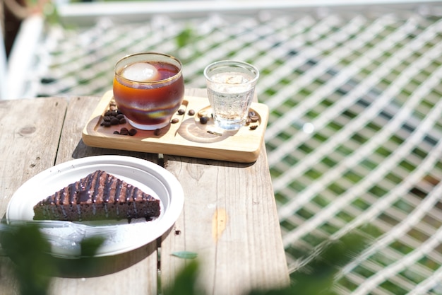 Du café Americano glacé est placé sur la table du café.