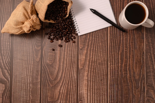 Du café et un cahier sont à votre bureau.