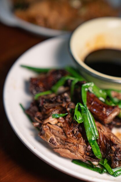 Photo du canard chinois frite avec de la sauce au piment