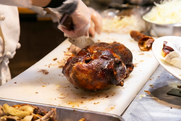 Du canard de Pékin croustillant cuit dans le district chinois de Nankinmachi dans la ville de Kobe au Japon