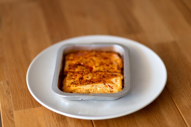 Du fromage au four sur la table en bois.