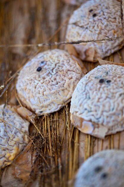 Du fromage de chèvre dans une boîte en bois sur un stand de marché