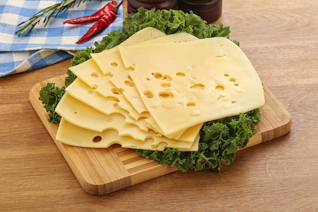 Du fromage maasdam en tranches pour le petit déjeuner