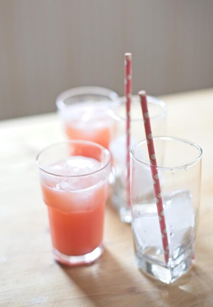 Du jus dans des verres sur la table.