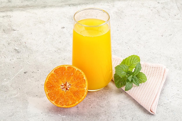 Du jus d'orange frais servi à la menthe