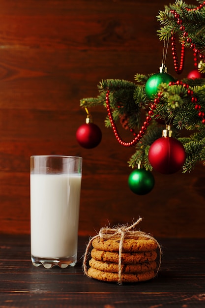 Du lait et des biscuits pour le père Noël sous le sapin de Noël. , copyspace.