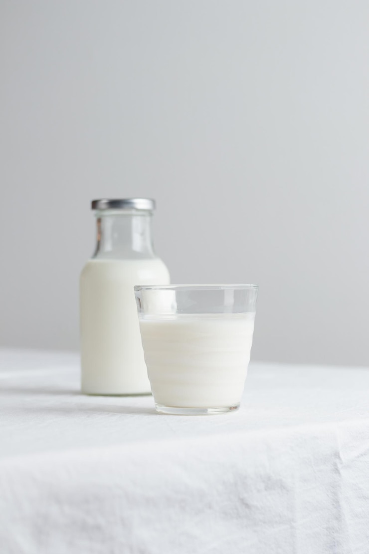 Photo du lait frais sur la table avec une nappe blanche