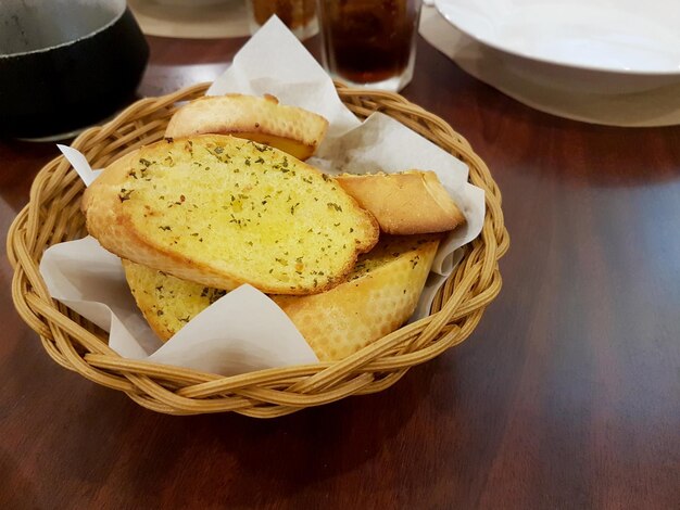 Du pain à l'ail dans un panier