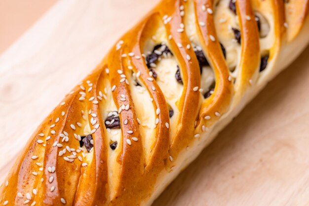 Du pain aux raisins secs sur la planche de bois