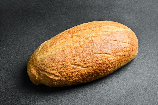 Du pain blanc ovale fraîchement cuit, du pain de seigle fait maison, vue du haut