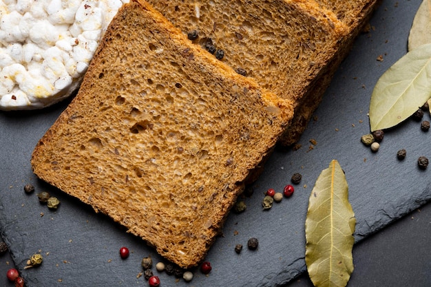 Du pain et du pain croustillant aux épices se trouvent sur la table