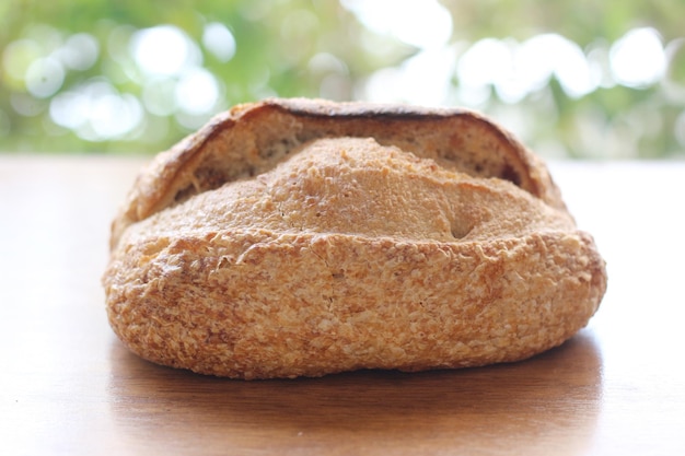 Photo du pain sur une étagère en bois dans un café