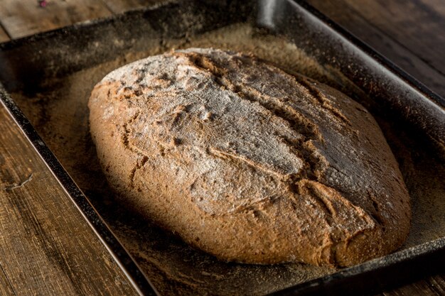 Du pain fait maison sur fond de bois