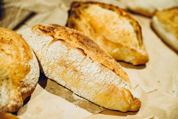 Photo du pain frais sur l'étagère d'une boulangerie