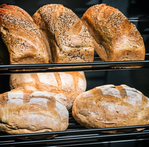 Du pain frais et des produits de boulangerie sur le comptoir