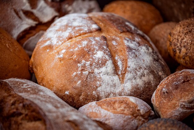 Du pain naturel fraîchement cuit est sur la table de la cuisine