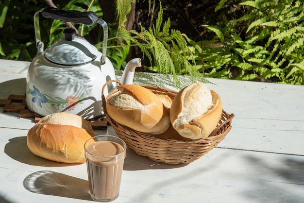 du pain, un pot de café dans une tasse de lait américaine