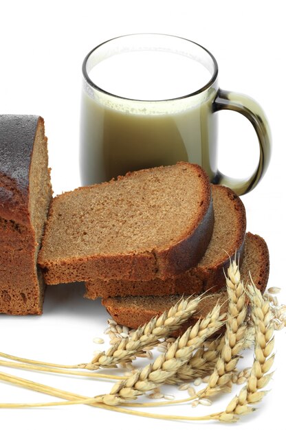 Photo du pain et une tasse de lait