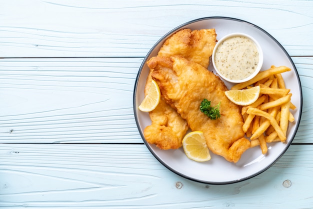 du poisson et des frites avec des frites
