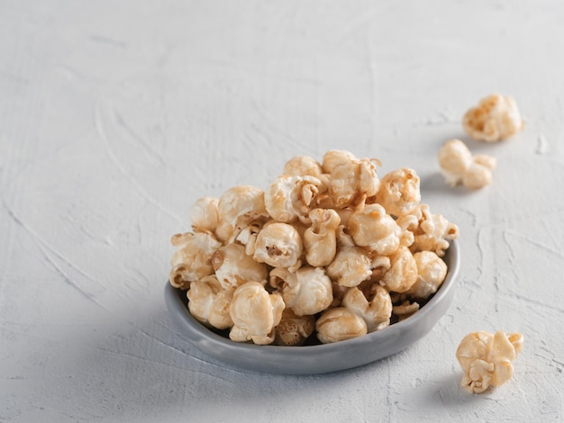 Photo du pop-corn sur un fond de béton gris