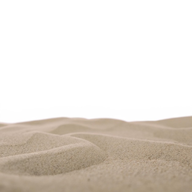 Du sable sur un fond blanc isolé