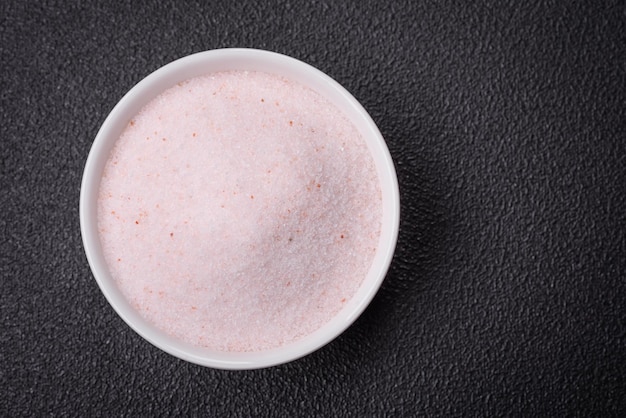 Du sel de table rose de l'Himalaya dans un bol en céramique