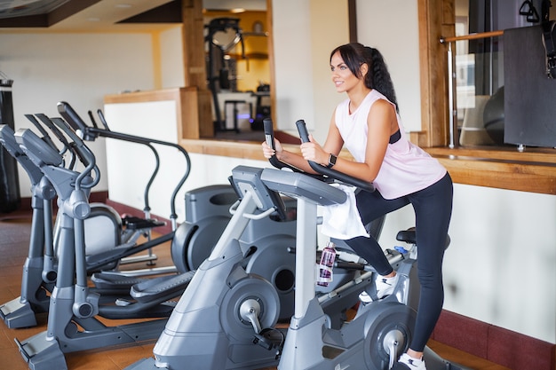 du sport et mode de vie sain. Exercer les jambes faire cardio sur vélo de vélo