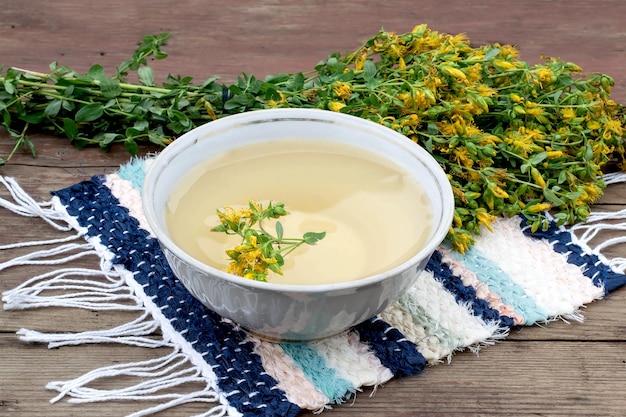 Du thé fraîchement infusé et un bouquet de fleurs de millepertuis