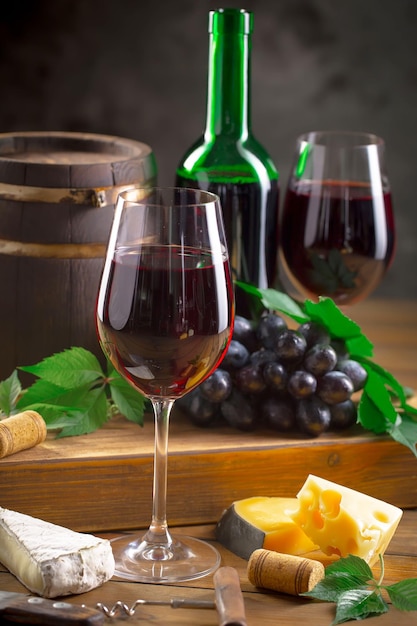 Du vin dans un verre avec une bouteille