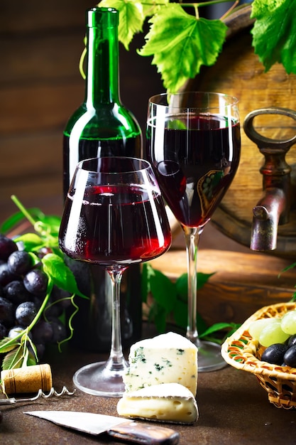 Du vin dans un verre avec une bouteille
