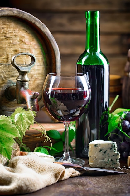 Du vin dans un verre avec une bouteille