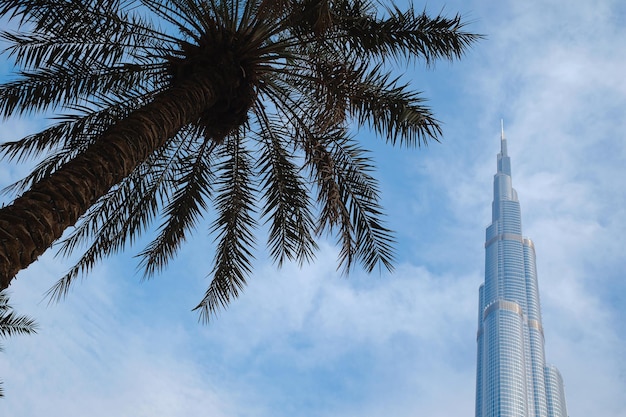 DUBAÏ ÉMIRATS ARABES UNIS 10 FÉVRIER 2021 Vue en bas de Burj Khalifa en contraste avec le ciel bleu et les nuages